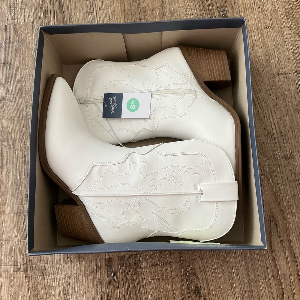 Universal Thread NWT White Western “Cowboy” Ankle Boots Size 8.5